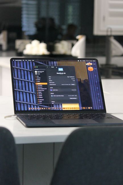 MacBook Air 15寸 M2 侧面图