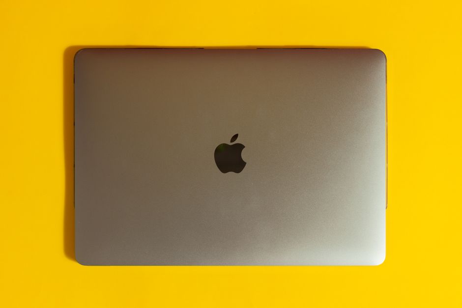 MacBook Pro 16寸 M2 Pro 正面视图