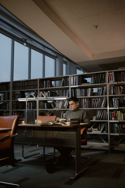 学生在图书馆阅读和借阅书籍