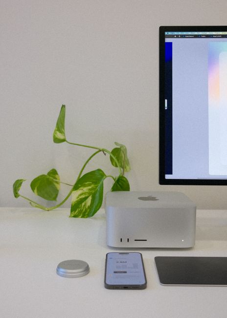 Mac Studio 正视图，展示其简洁的设计