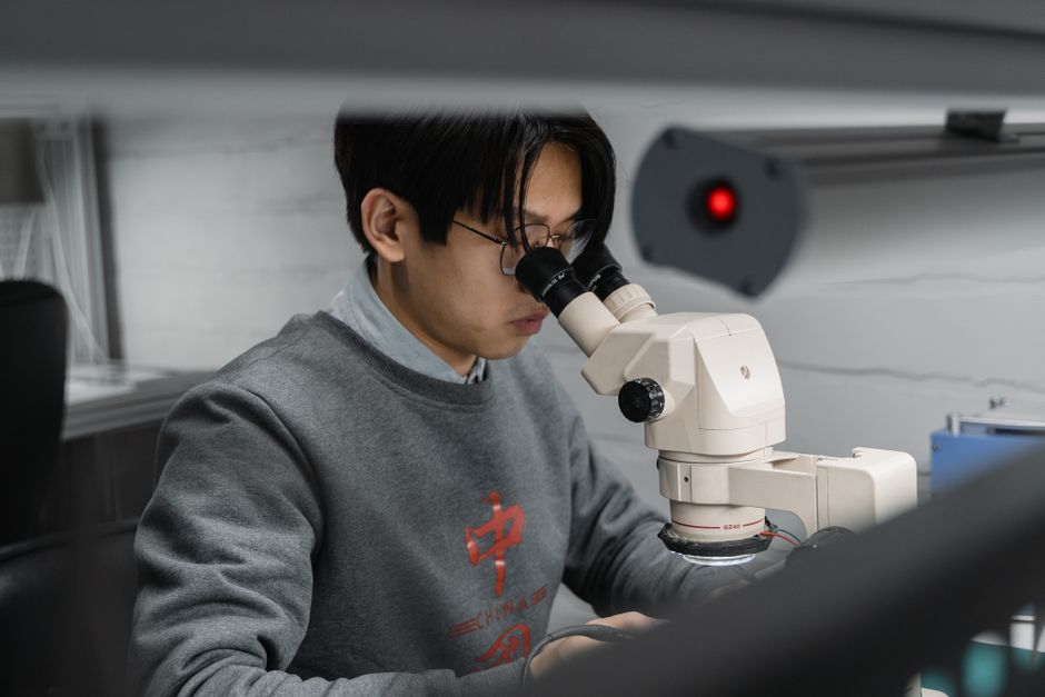 光学实验室科研人员操作显微镜设备