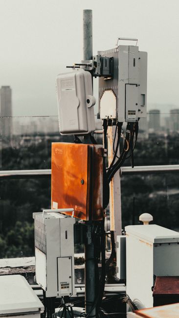 CPE设备工作原理示意图，展示其如何将4G/5G信号转化为WiFi