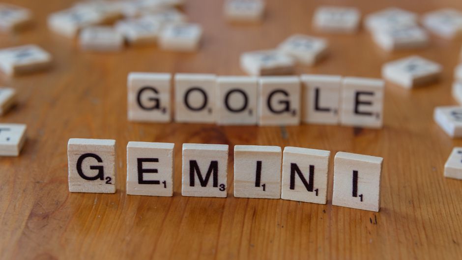 用户在使用 Google Gemini AI 搜索时的界面截图，表达出失望的表情