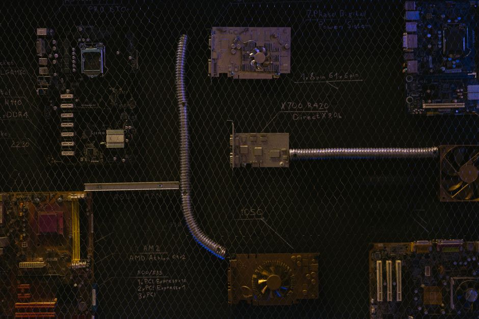 Multi-GPU AI training server architecture diagram showing PCIe P2P communication between cards
