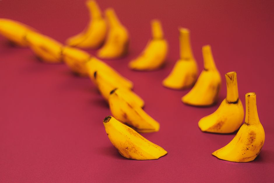 展示Banana模型生成的动漫或插画风格图片，色彩鲜艳，构图具有张力