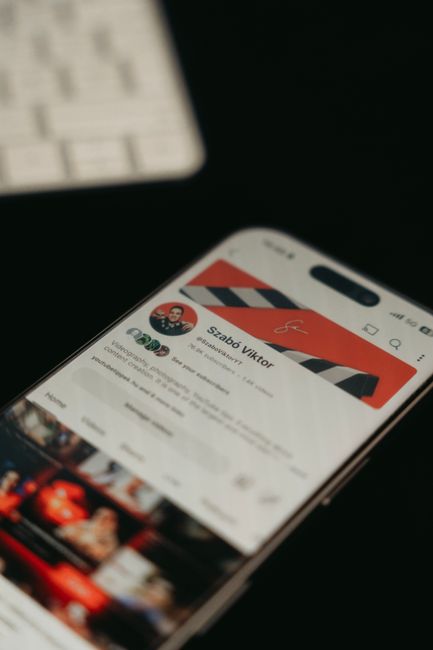 RSS阅读器中分类整理的YouTube频道订阅源