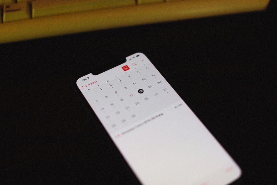 iPhone 日期与时间设置中的自动设置开关