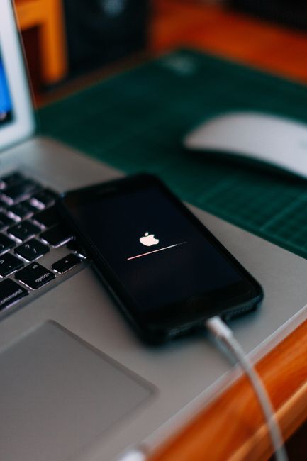 iPhone 设置中还原网络设置的路径截图