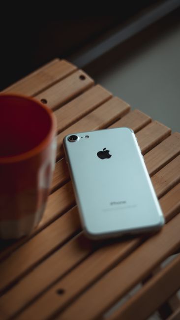iPhone 设置中蜂窝网络数据选项和 APN 设置界面截图