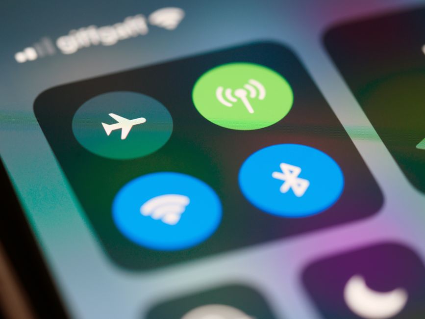 iPhone Wi-Fi 设置界面，显示信号满格但带感叹号