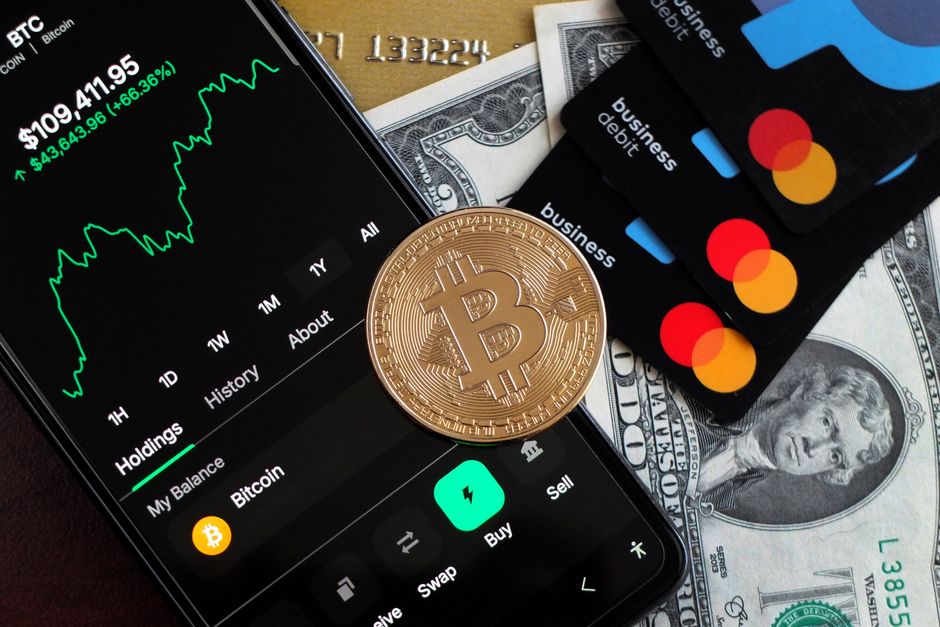 Bybit 加密货币借记卡支付概念图