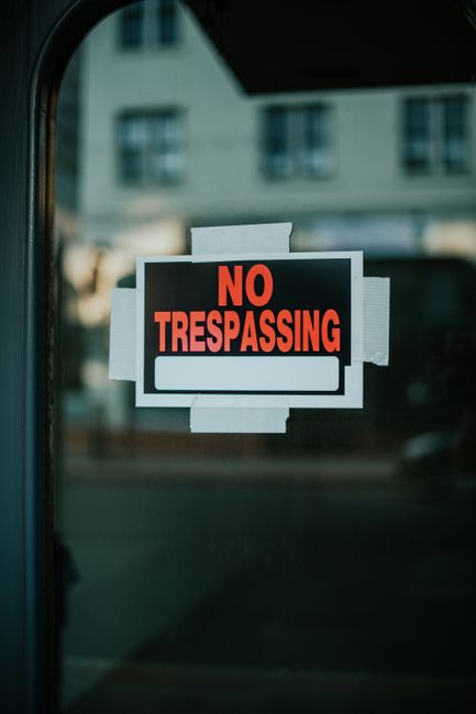 警告标志或关于滥用政策的示意图，提醒注意退款风险。