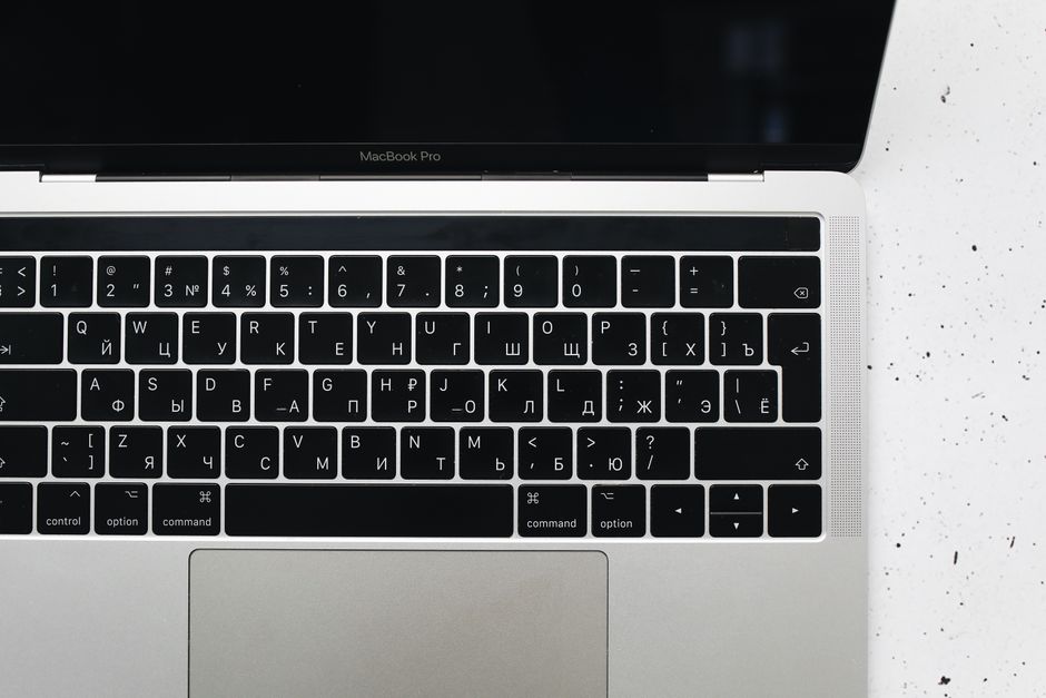 macOS 终端执行 ls /dev/tty.* 命令的截图。