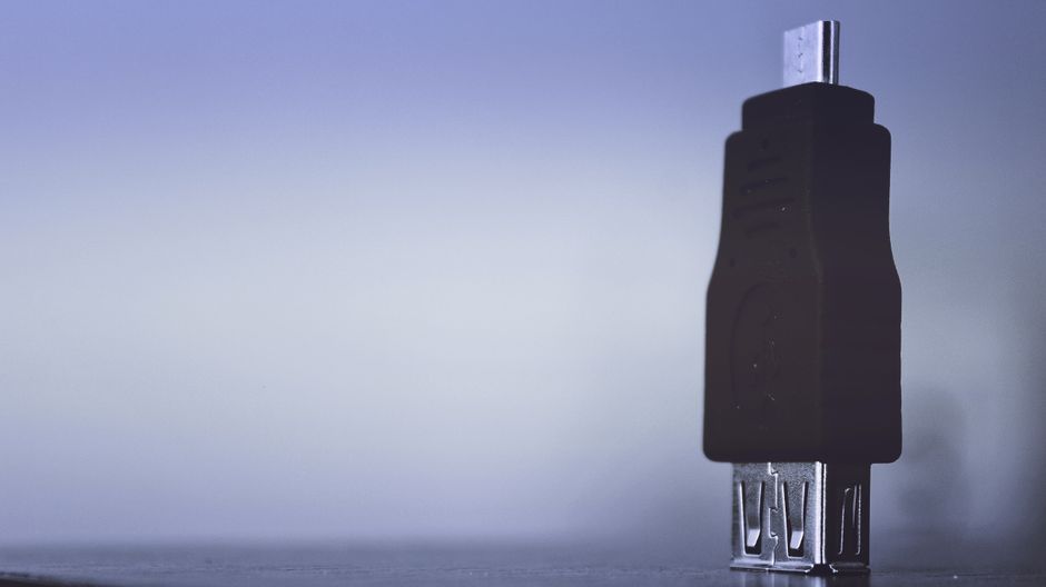 USB 转串口线实物图，包括 CP2102 或 CH340 芯片的转换器。