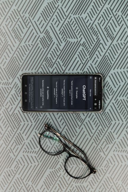 Termius 界面展示，显示其在手机或桌面端的 UI 风格。