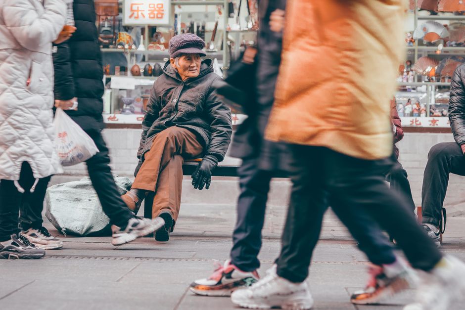春运期间大家拿着手机抢票的场景