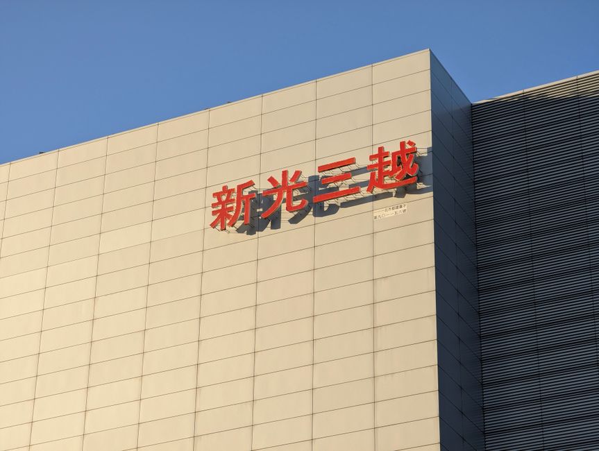 光电实验室学生在进行精密实验