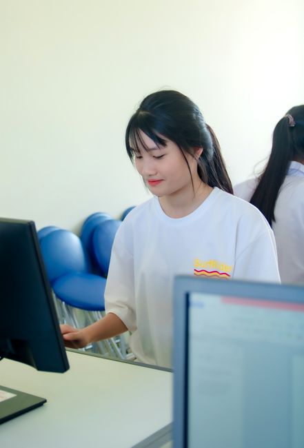 考生在电脑前研究志愿填报系统