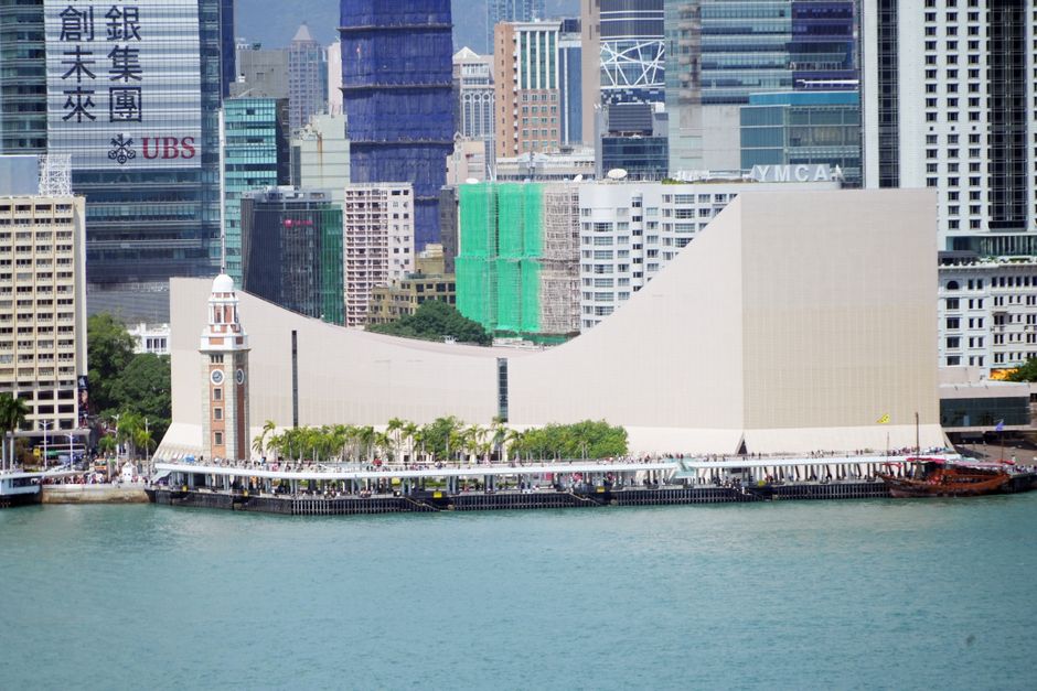 在香港街头使用手机导航