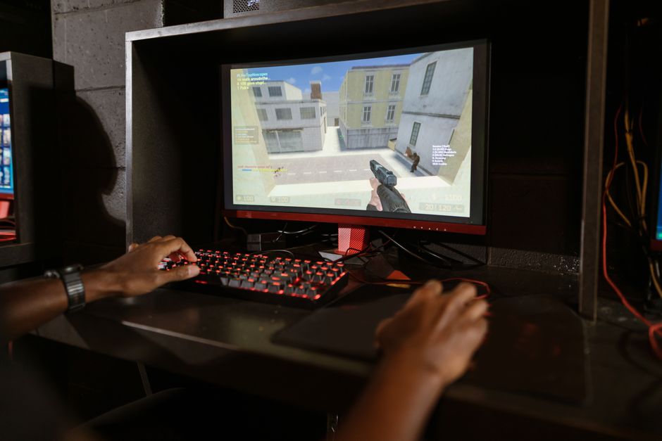 第一人称射击游戏（FPS）画面示意图，展示快速移动视角的场景