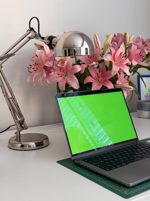 银色版 15 寸 M5 MacBook Air 放置在桌面上的俯拍图