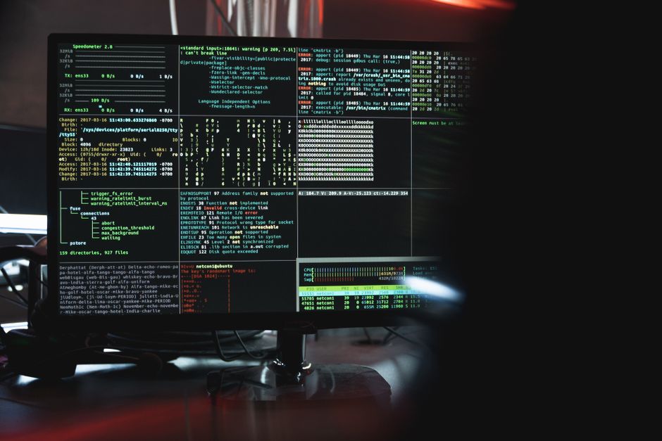 Linux终端下top命令查看系统负载和CPU使用率的界面截图。