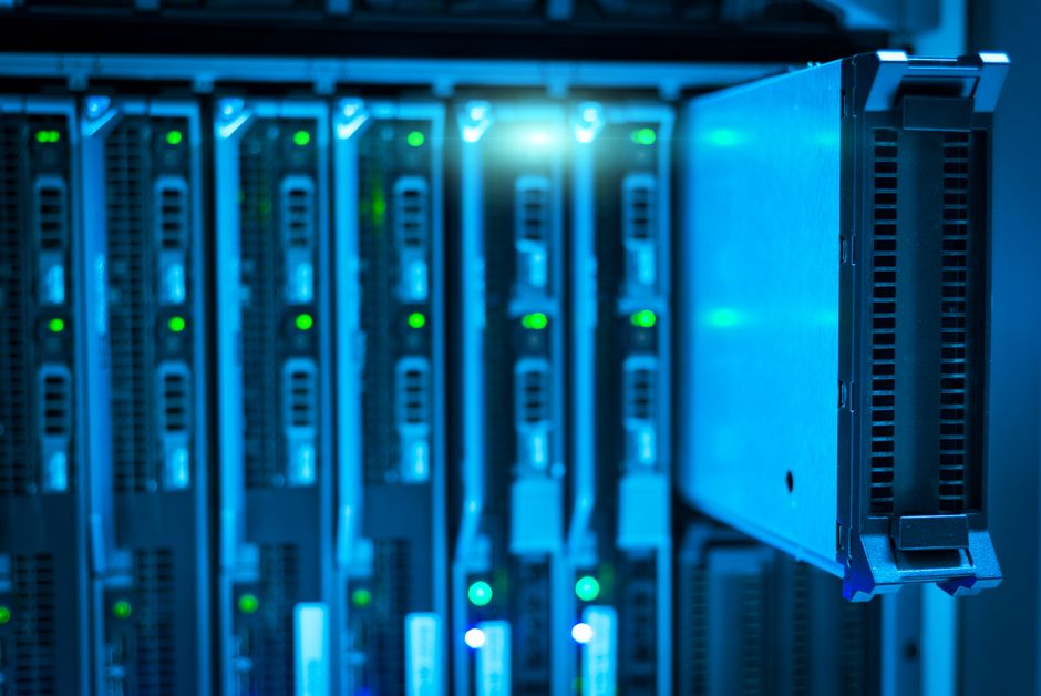 VPS服务器硬件组件示意图，展示CPU、内存和硬盘的概念图。