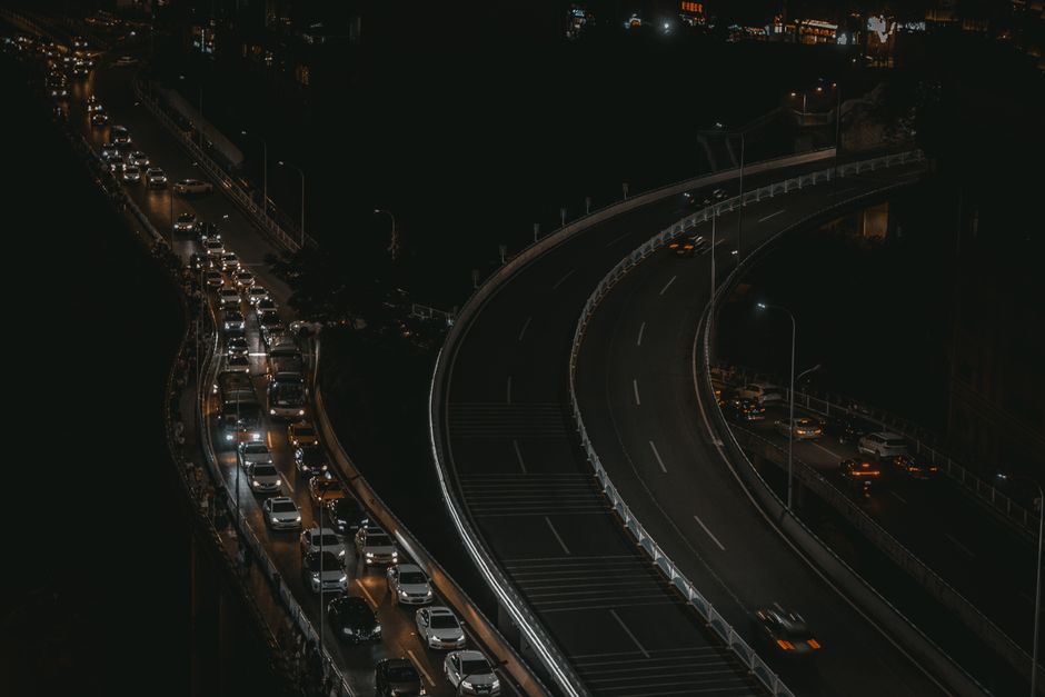 晚高峰网络拥堵示意图，显示延迟和丢包率飙升