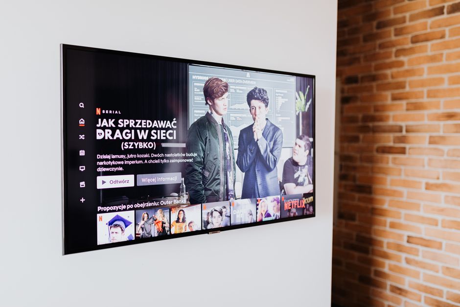 Netflix浏览界面展示剧荒的场景