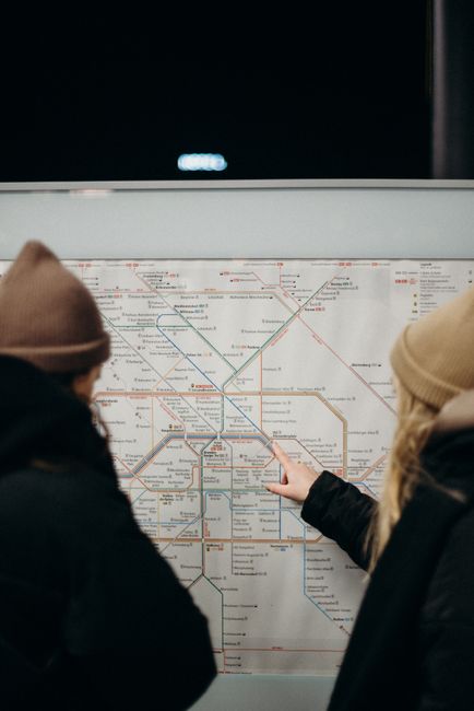 网络路由追踪对比示意图，展示普通线路与CN2线路的差异