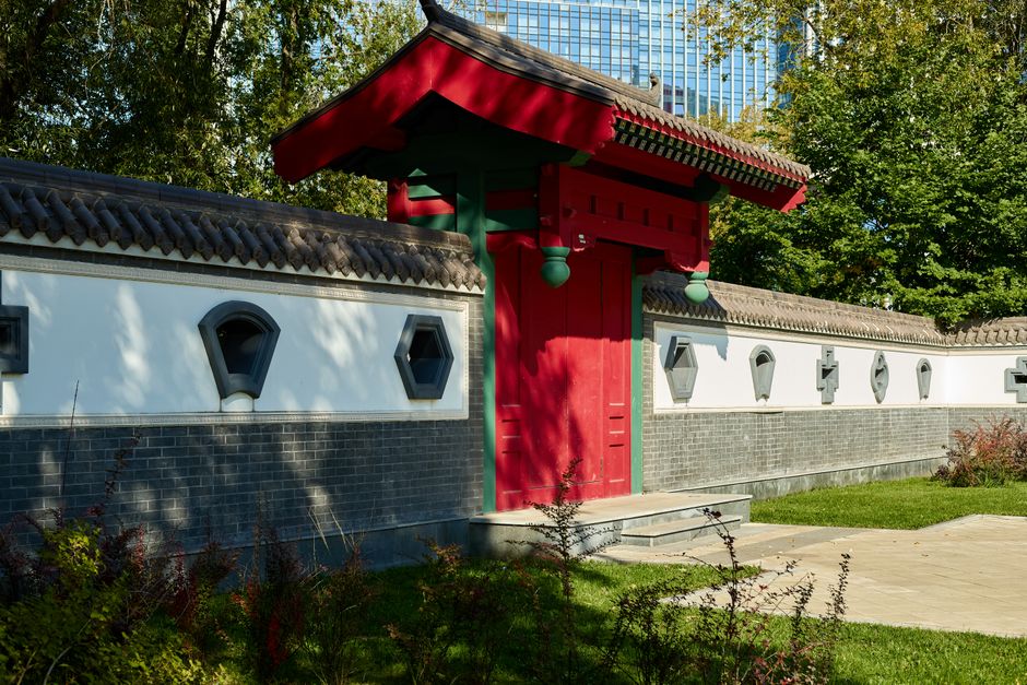 高端耳机与书架音箱对比图