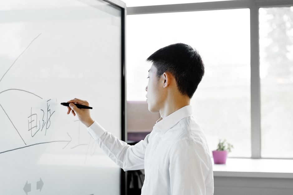 多个AI模型协同工作的概念图