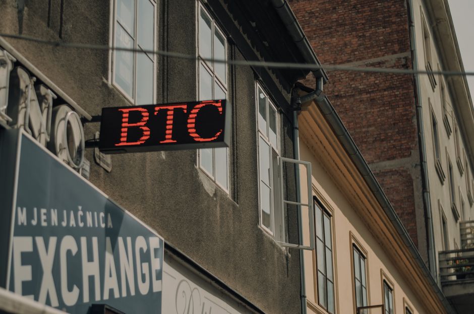 Bybit EU 提交地址证明后显示 unusual activity 的错误提示界面