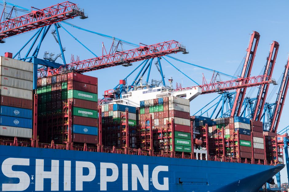 Docker 容器与虚拟机架构对比示意图