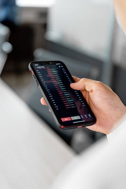 欧易 APP 首页或资产管理界面截图，展示资产入口。
