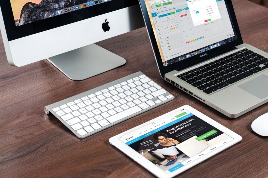 苹果官网教育优惠商店页面，展示 iPad 和 Mac 等设备的价格及赠品信息