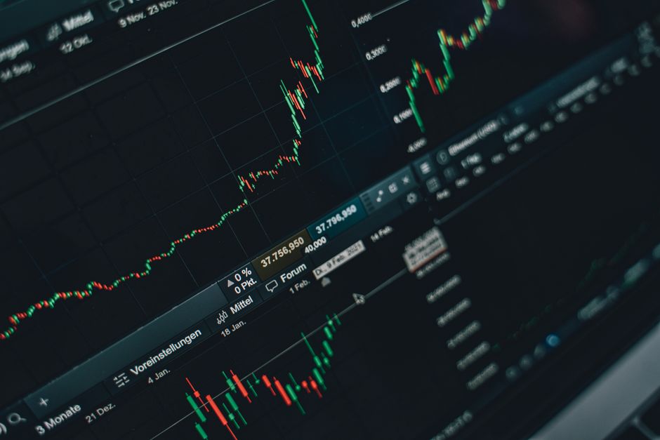 展示 AI 财务报表分析界面的示意图