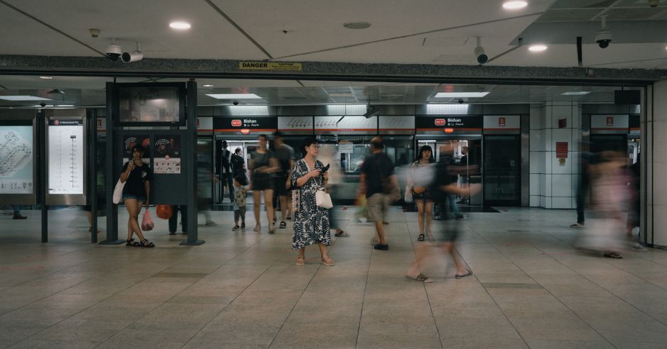 香港与新加坡网络延迟对比示意图
