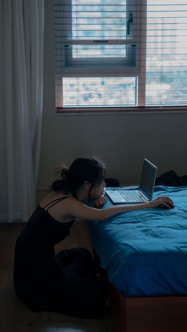 求职者面对电脑屏幕感到焦虑和压力的场景图