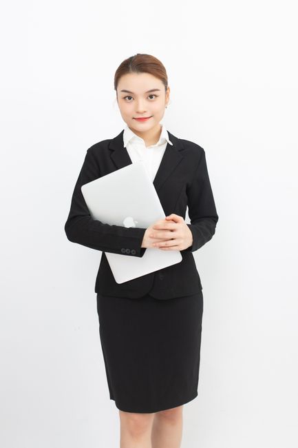 人物正面抠图素材示例