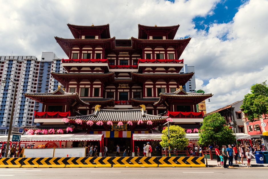 新加坡林志源肉干店前排长队的场景