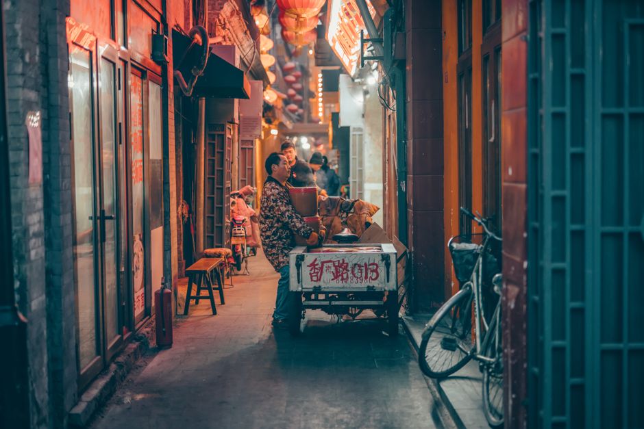 成都金牛区街景，展示完备的生活配套设施