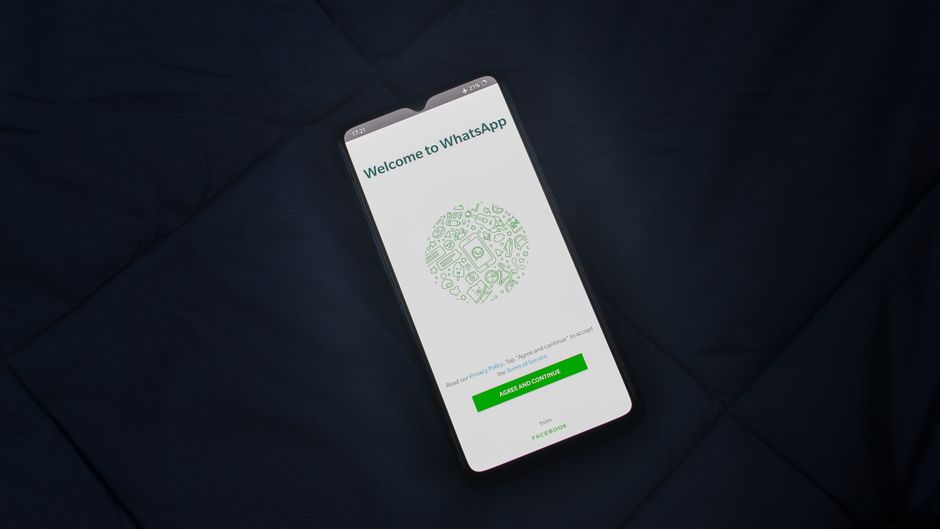 WhatsApp 注册界面输入手机号码示意图