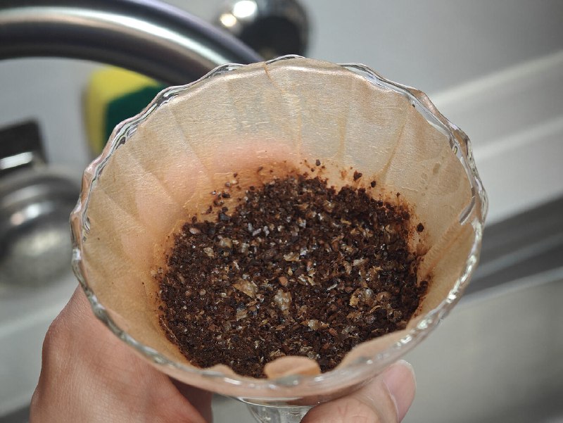 正在进行的手冲咖啡注水过程
