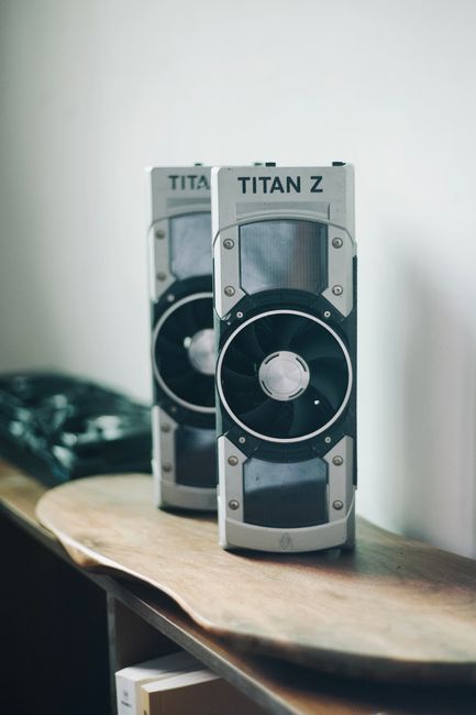 NVIDIA A100 和 H100 服务器显卡