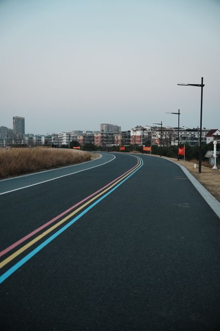 小米SU7在城市道路上开启领航辅助驾驶的实景图