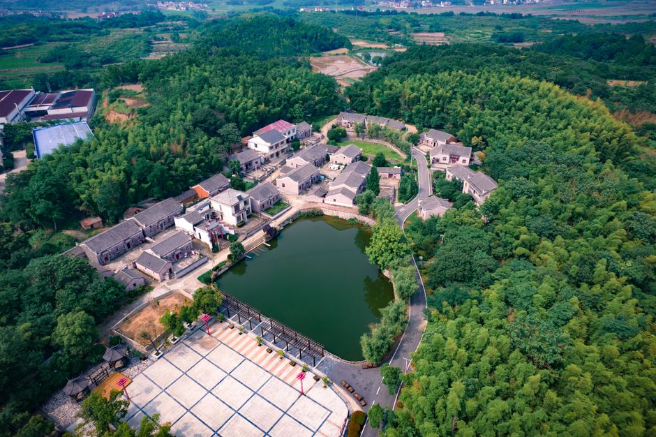 中复神鹰碳纤维生产车间，展示现代化的生产线和设备。