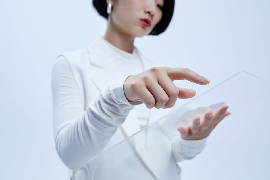 智能超表面（RIS）工作原理概念图，展示可编程材料反射信号。
