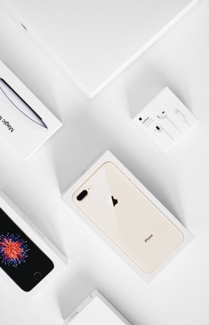 百亿补贴商品页与iPhone包装盒