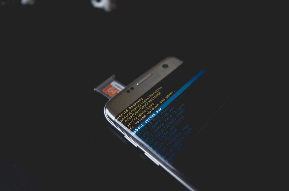 手机运行 Android 版 Termux 终端，屏幕上显示了绿色的代码字符
